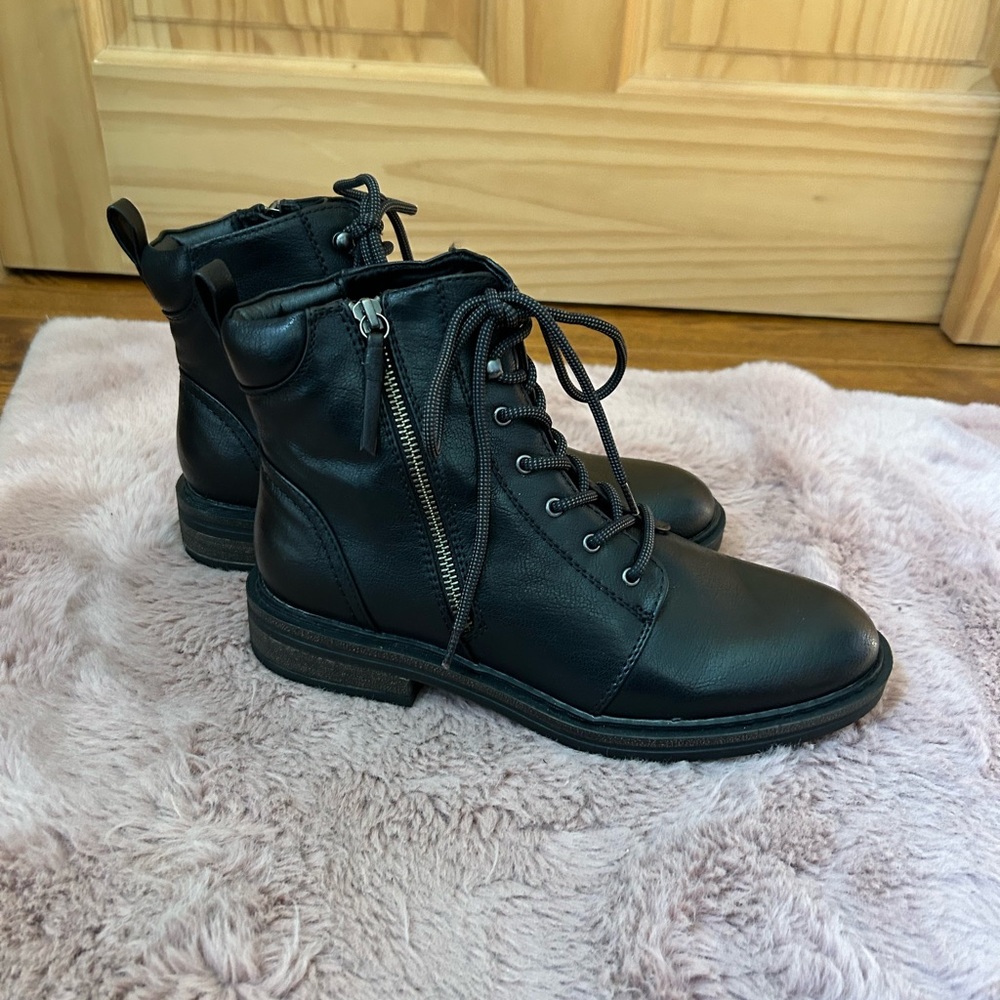 Brand New Baretraps Amysue Women’s Combat Black Boots